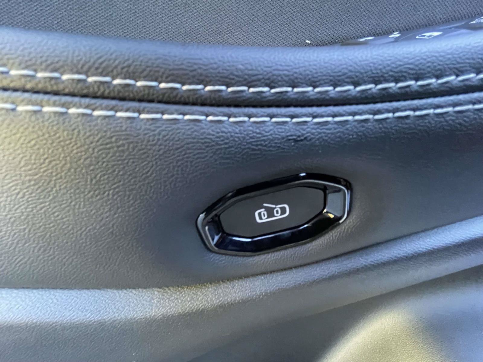 Used 2026 Jeep Cherokee AWD/4WD image 18