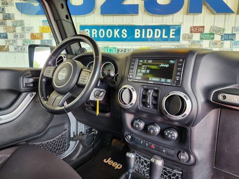 Used 2013 Jeep Wrangler Unlimited Sahara w/ Connectivity Group AWD/4WD image 2