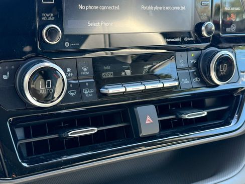 Used 2022 Toyota Highlander XLE image 21