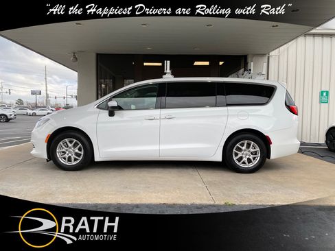 Used 2022 Chrysler Voyager LX image 10