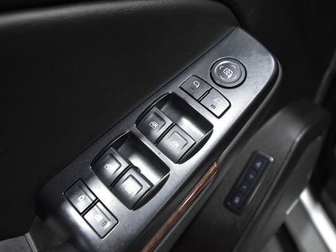 Used 2015 Chevrolet Suburban LT image 16