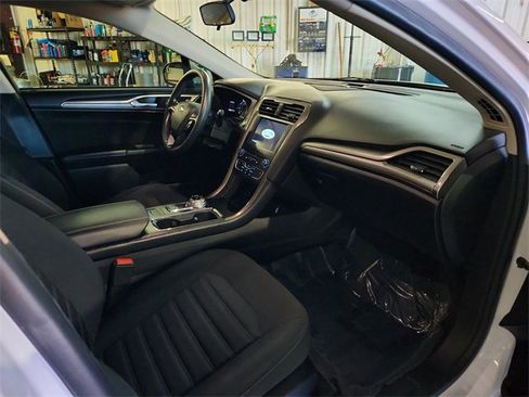 Used 2018 Ford Fusion SE w/ Fusion SE Technology Package image 19