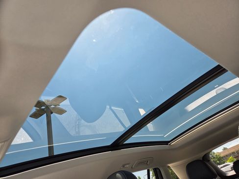 Certified 2025 Volkswagen Tiguan SE w/ Panoramic Sunroof Package AWD/4WD image 17