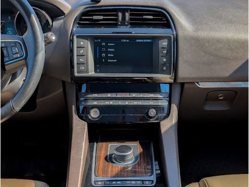 Used 2017 Jaguar F-PACE Prestige image 21