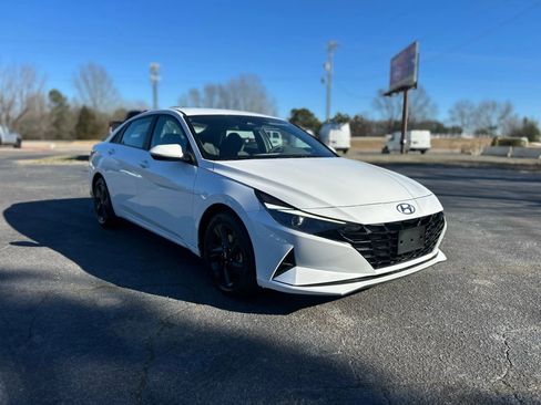 Used 2023 Hyundai Elantra SEL image 6