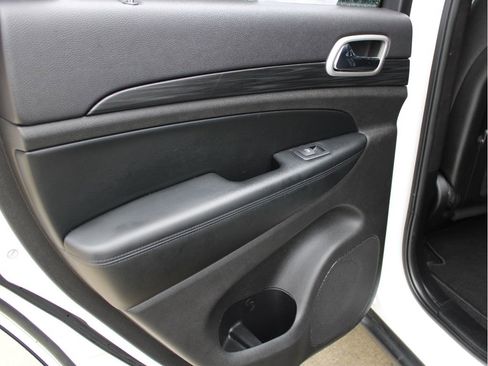 Used 2020 Jeep Grand Cherokee Laredo w/ 18" Wheel & 8.4" Radio Group image 29