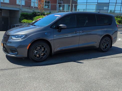 Used 2023 Chrysler Pacifica Touring-L w/ S Appearance Package FWD image 3