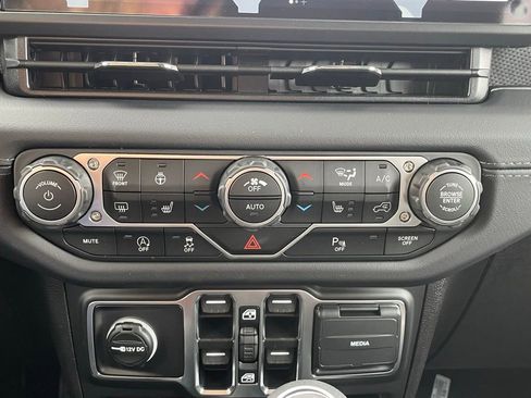 New 2025 Jeep Wrangler Unlimited Rubicon image 38