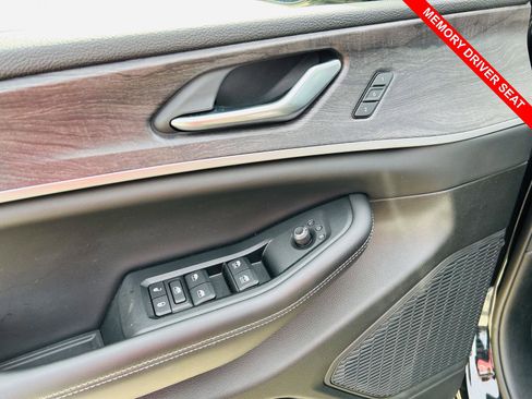 Used 2023 Jeep Grand Cherokee L Limited w/ Luxury Tech Group II image 16