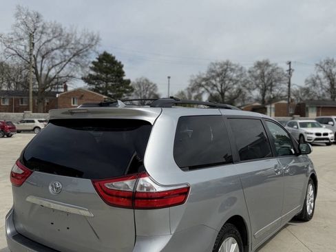 Used 2017 Toyota Sienna Limited Premium image 7