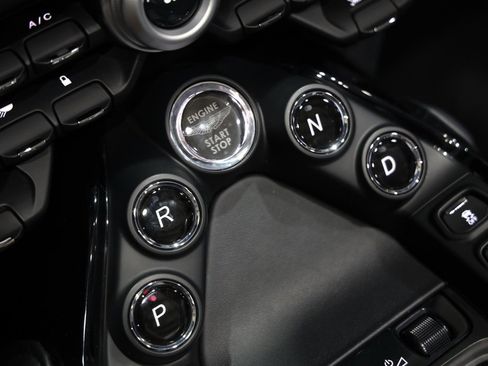 Used 2022 Aston Martin V8 Vantage image 12