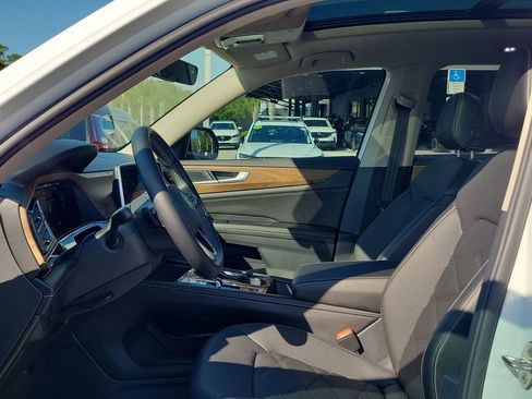 Used 2024 Volkswagen Atlas SE w/ Panoramic Sunroof Package FWD image 2