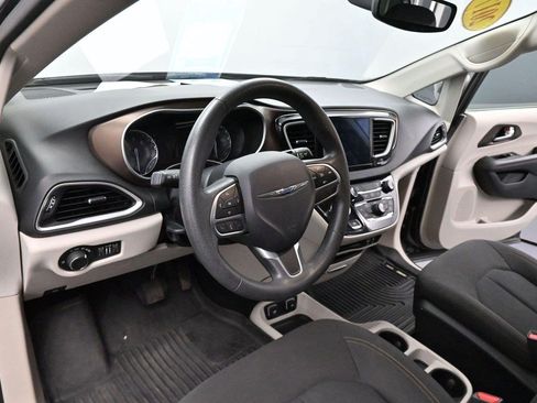 Used 2017 Chrysler Pacifica Touring FWD image 16