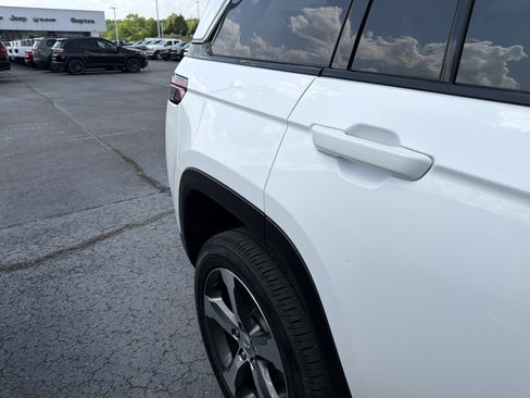 Used 2023 Jeep Grand Cherokee Limited w/ Luxury Tech Group II AWD/4WD image 6