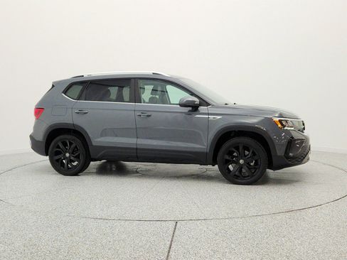 Used 2022 Volkswagen Taos SE FWD image 4