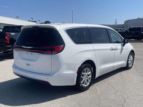 Used 2024 Chrysler Pacifica Touring-L FWD image 5