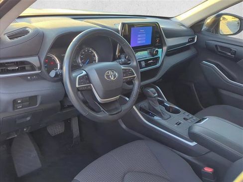 Used 2023 Toyota Highlander LE image 11