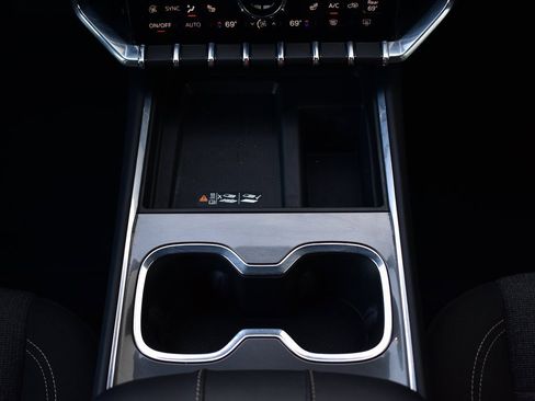 Used 2025 GMC Acadia Elevation image 31