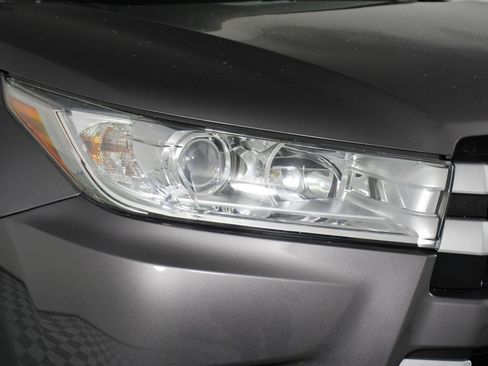 Used 2019 Toyota Highlander XLE AWD/4WD image 26