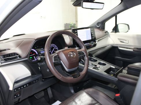 Used 2021 Toyota Sienna Platinum AWD/4WD image 19