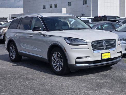Used 2023 Lincoln Aviator 2WD image 3