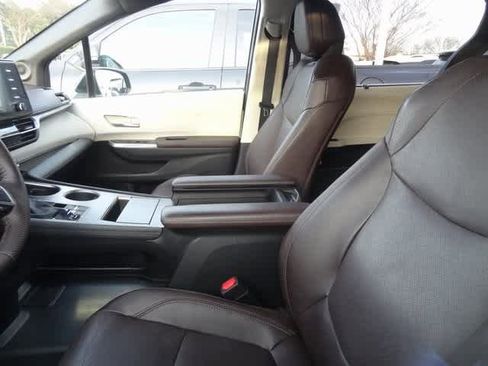 Used 2023 Toyota Sienna Platinum image 7