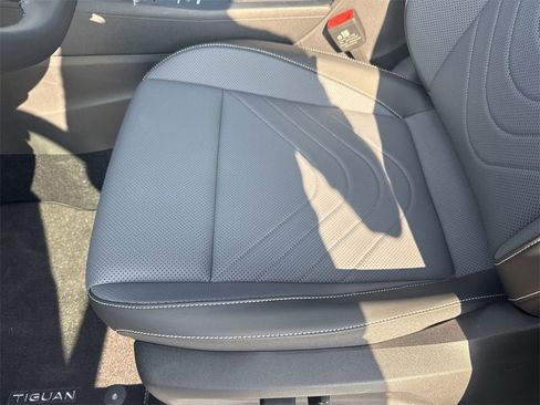 New 2025 Volkswagen Tiguan SE R-Line image 9