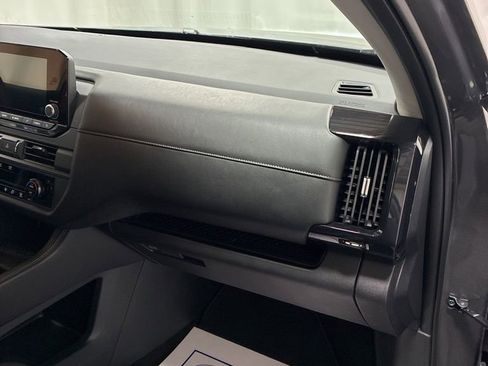 Used 2024 Nissan Pathfinder S image 26