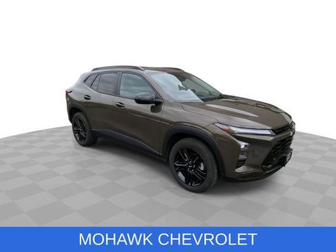 Used 2024 Chevrolet Trax ACTIV w/ Sunroof Package FWD image 2