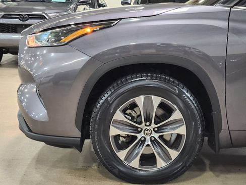 Used 2022 Toyota Highlander XLE FWD image 5