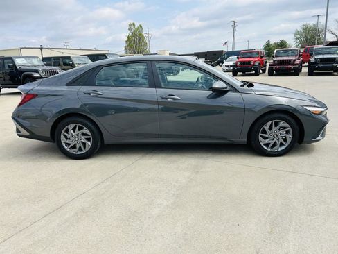 Used 2024 Hyundai Elantra SEL image 36
