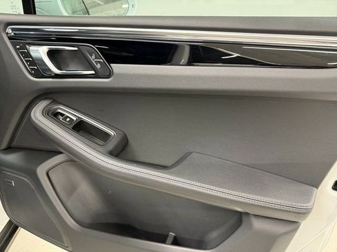 Certified 2025 Porsche Macan image 34
