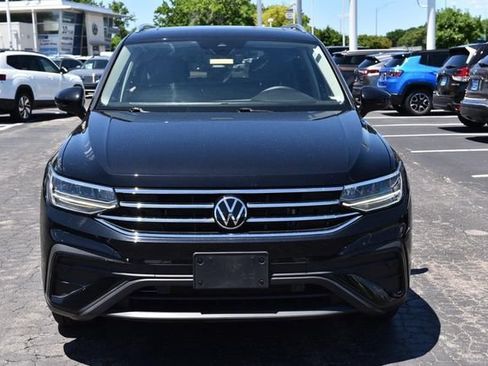 Certified 2023 Volkswagen Tiguan SE w/ Panoramic Sunroof Package AWD/4WD image 4