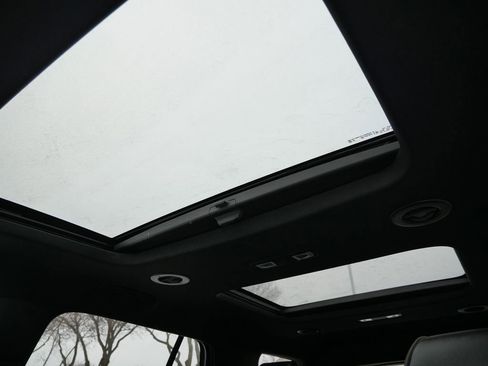 Used 2023 Chevrolet Traverse RS image 49