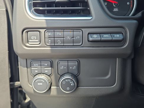 Used 2021 Chevrolet Tahoe Premier AWD/4WD image 23