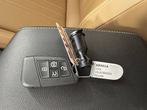 Used 2024 Volkswagen Tiguan SE R-Line FWD image 3