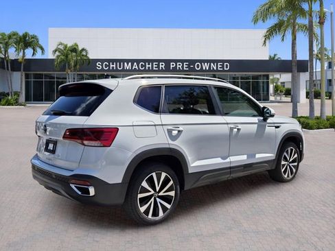 Certified 2023 Volkswagen Taos SE FWD image 7