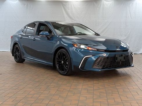 Used 2025 Toyota Camry SE FWD image 1