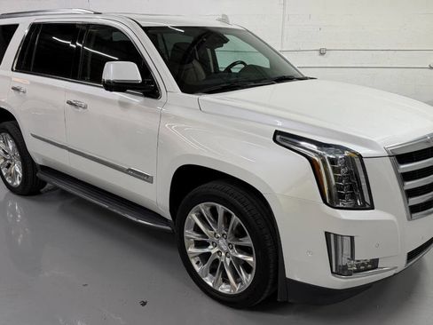 Used 2020 Cadillac Escalade Luxury image 2