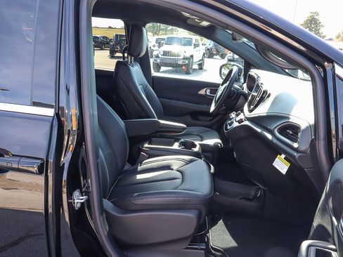New 2026 Chrysler Pacifica Select image 29