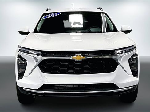 Used 2025 Chevrolet Trax LT w/ LT Convenience Package image 2