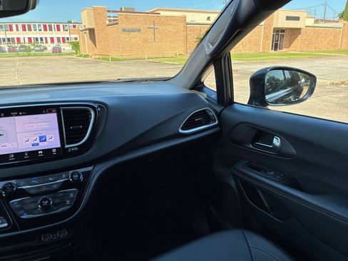 Used 2025 Chrysler Pacifica Select FWD image 32