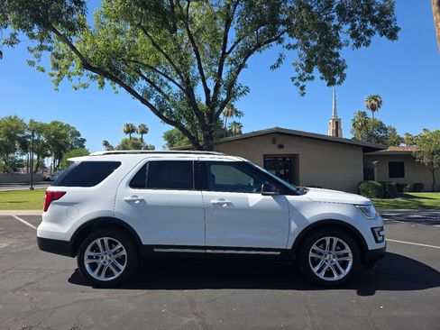 Used 2017 Ford Explorer XLT w/ Equipment Group 202A FWD image 3