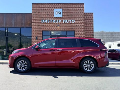 Used 2022 Toyota Sienna XLE AWD/4WD image 4
