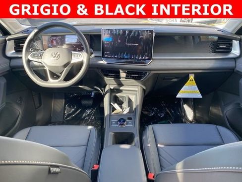 New 2025 Volkswagen Tiguan SE image 2