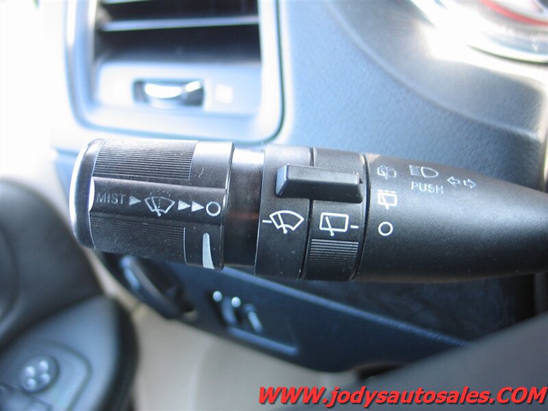 Used 2018 Dodge Grand Caravan SE w/ UConnect Hands-Free Group FWD image 8