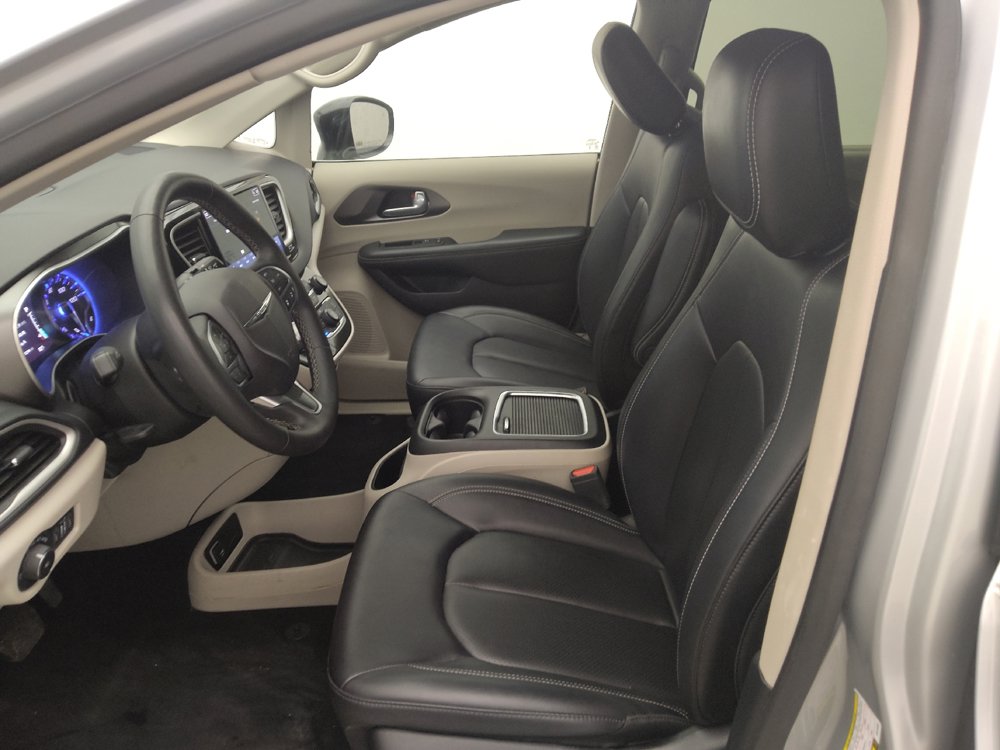 Used 2024 Chrysler Pacifica Touring-L FWD image 17