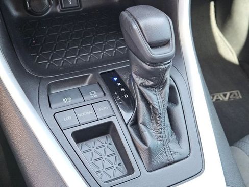 Used 2021 Toyota RAV4 XLE w/ Convenience Package FWD image 15