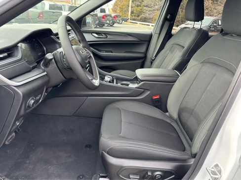 Used 2025 Jeep Grand Cherokee Laredo RWD image 43