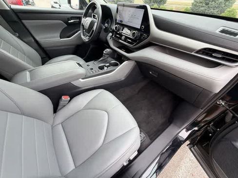 Used 2023 Toyota Highlander XLE AWD/4WD image 20